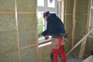 Kjetil jobber med montering av de nye vinduene.
