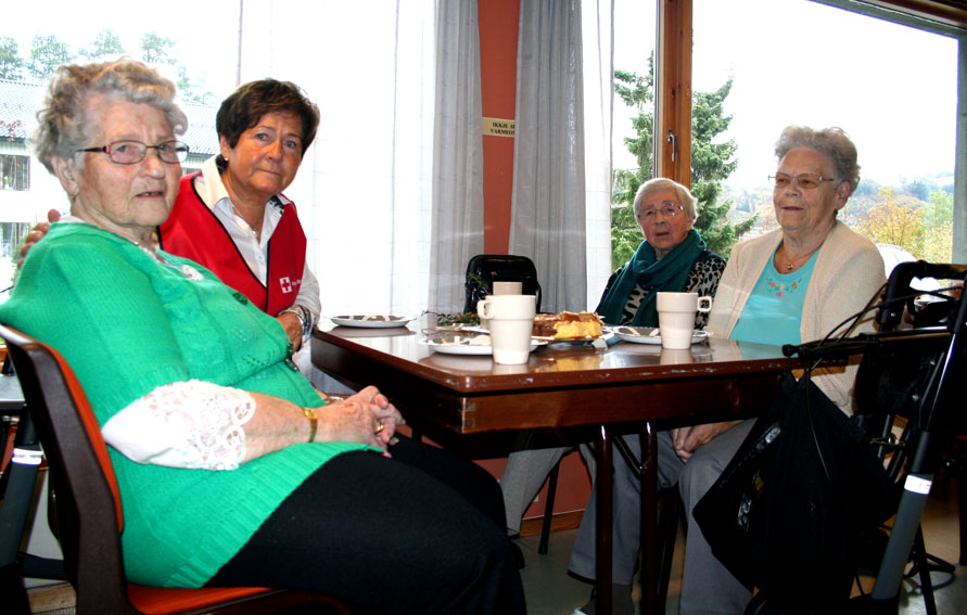 Frå venstre: Anny Tandstad og dottera Arnhild Strand i Røde Kors, Inger Eliassen og Anny Brunstad. (Foto: Hanne Suorza