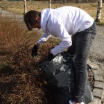 Ein pensjonist fekk god hjelp i hagen: plenklipping, raking, kosting og klipping av busker.