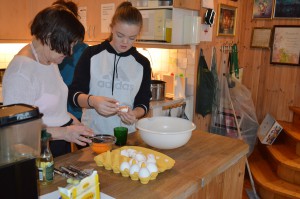 Sandra holder på å skilje eggeplomma fra eggekvita.