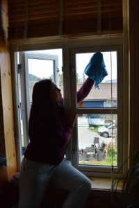 Julie vaskar vindauge.
